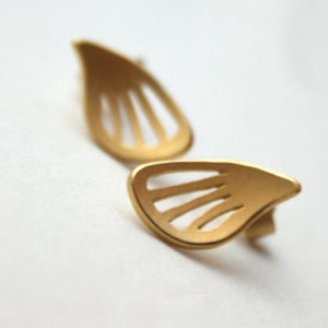 Wings' lovely pair of 18ct. yellow gold studs image 1