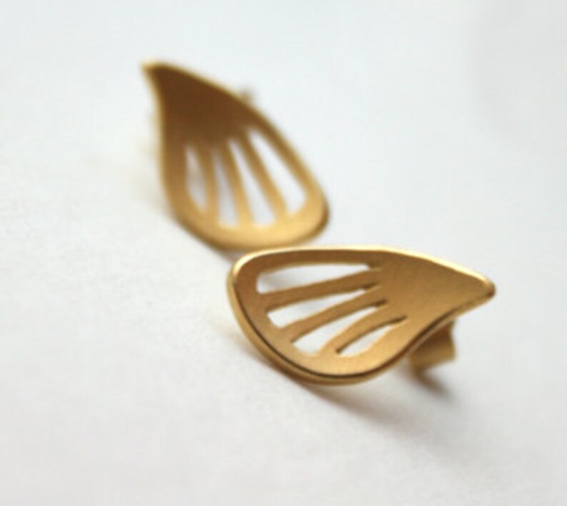 Wings' lovely pair of 18ct. yellow gold studs image 1