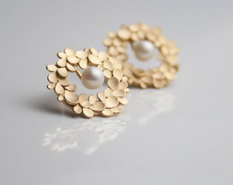 Corona floral Pendientes plateados en oro con perlas de agua dulce