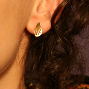 Wings' lovely pair of 18ct. yellow gold studs image 2