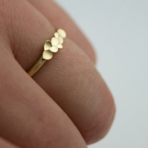 Anillo Dalia de oro amarillo de 18 quilates imagen 4