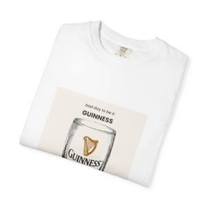 Camiseta de algodón de corte relajado, ilustración de una pinta de Guinness, camiseta gráfica con estampado de estilo pub nostálgico. imagen 3