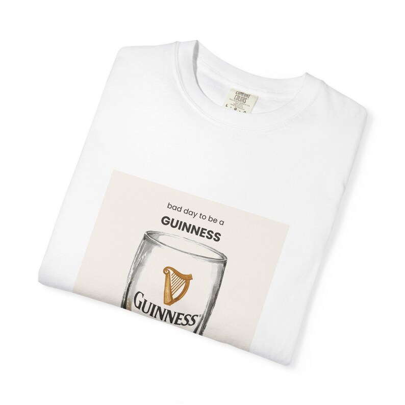 Camiseta de algodón de corte relajado, ilustración de una pinta de Guinness, camiseta gráfica con estampado de estilo pub nostálgico. imagen 3