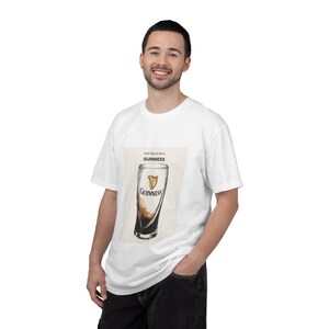 Camiseta de algodón de corte relajado, ilustración de una pinta de Guinness, camiseta gráfica con estampado de estilo pub nostálgico. imagen 4