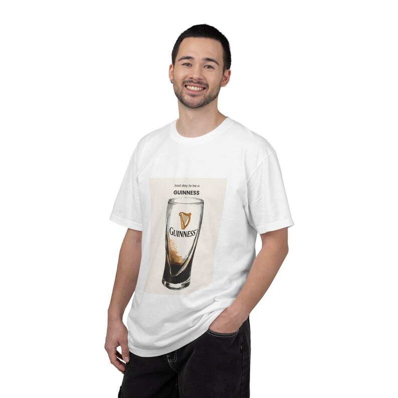 Camiseta de algodón de corte relajado, ilustración de una pinta de Guinness, camiseta gráfica con estampado de estilo pub nostálgico. imagen 4