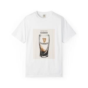 Camiseta de algodón de corte relajado, ilustración de una pinta de Guinness, camiseta gráfica con estampado de estilo pub nostálgico. imagen 1