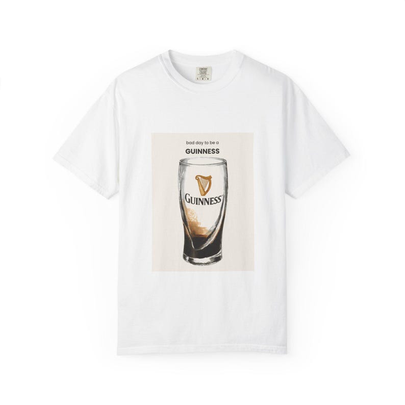 Camiseta de algodón de corte relajado, ilustración de una pinta de Guinness, camiseta gráfica con estampado de estilo pub nostálgico. imagen 1
