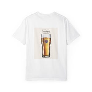 Camiseta de algodón de corte relajado, ilustración de una pinta de Guinness, camiseta gráfica con estampado de estilo pub nostálgico. imagen 2