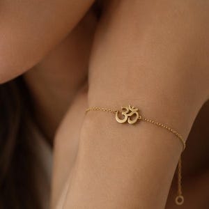 Sterling Silver Om Bracelet, Dainty Ohm Bracelet, Meaningful Gift Yoga Lover, Spiritual Jewelry, Yoga Meditation Bracelet, Om Symbol Jewelry