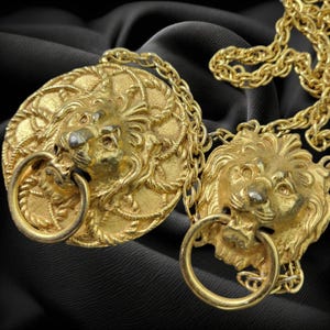 Vintage Double Lion Head Door Knocker Necklace Costume Jewelry Statement Hammered Pendent Gold Tone