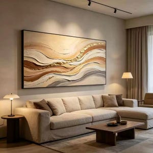Könnte beinhalten: Ein großes, rechteckiges Wandbild mit dicken, strukturierten horizontalen Farbschichten in Creme-, Beige-, Hellbraun- und Dunkelbrauntönen, akzentuiert durch metallische Blattgolddetails, die eine fließende, wellenförmige abstrakte Komposition bilden.
