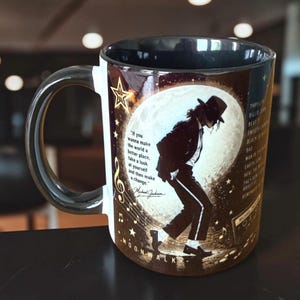 Michael Jackson Tasse – King of Pop Geschenk – MJ Fan Kaffeebecher 325 ml – Moonwalk Design – Geschenk für Musikliebhaber