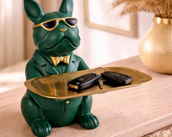 Plateau de majordome vert statue bouledogue français, lunettes de soleil dorées décoration noeud papillon