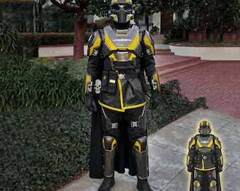 Sci-fi-soldatkostym, taktisk rustning, futuristisk cosplay-outfit, svartgul stridsutrustning, hjälmkappe, vuxen