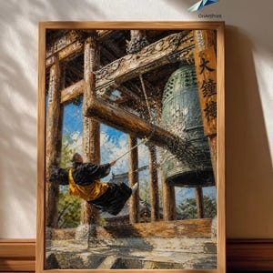 Peut inclure: Peinture à l'huile d'une scène de temple japonais. Une personne en robe noire et jaune tire sur une corde pour sonner une grande cloche en bronze. L'œuvre est encadrée dans un cadre en bois, avec le logo OriArtPrint en haut à droite.