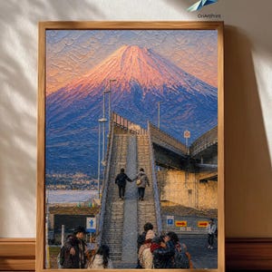 Peut inclure: Impression sur toile encadrée d'un paysage de montagne avec des personnes montant un escalier. La montagne, sous un ciel rose et bleu, est en arrière-plan. L'impression est dans un cadre en bois.