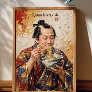 Peut inclure: Une impression de peinture à l'huile encadrée représentant une personne avec une coiffure traditionnelle en chignon portant un kimono à motifs, mangeant des nouilles dans un bol bleu et blanc avec des baguettes. Le texte Ramen lovers club est imprimé en haut.