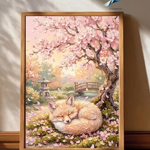 Peut inclure: Une impression d'art encadrée représentant une peinture à l'huile d'un renard recroquevillé et endormi sur un sol moussu sous un cerisier en fleurs. La scène comprend une lanterne en pierre, un petit pont voûté et des pétales roses tombants.