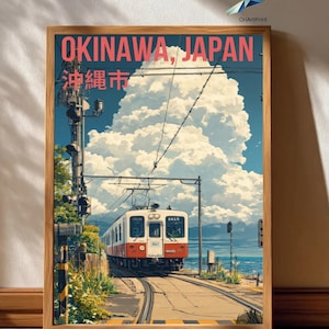 Peut inclure: Une affiche encadrée représentant un train sur une voie ferrée à Okinawa, au Japon. L'œuvre d'art a un style d'affiche de voyage vintage, avec le texte "OKINAWA, JAPAN" en rouge. Une grande formation nuageuse est en arrière-plan, avec un ciel bleu et l'océan.