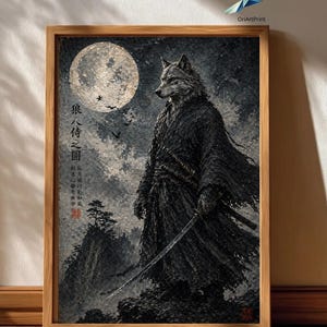 Peut inclure: Œuvre encadrée représentant une figure de loup en robe sombre, tenant une épée, sous une pleine lune. L'œuvre d'art comporte du texte japonais et un arrière-plan montagneux. Le cadre est en bois.