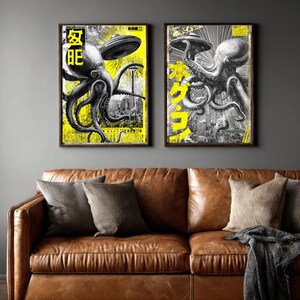 Peut inclure: Deux affiches encadrées représentant une pieuvre en noir et blanc avec un ovni, sur fond jaune et gris. Les affiches comportent du texte japonais et sont exposées au-dessus d'un canapé en cuir marron avec des coussins.