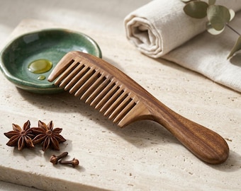 Peine de madera de dientes anchos con mango, cepillo de pelo de sándalo perfumado para cabello rizado, regalo de bienestar de madera natural para ella.