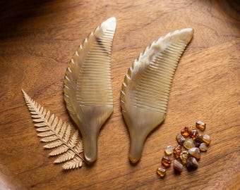 Peineta de cuerno natural, peineta artesanal con forma de hoja, herramienta para el cabello de cuerno orgánico, regalo único de bienestar para ella.