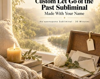 Könnte beinhalten: Ein digitales Audioprodukt mit dem Titel Custom Let Go of the Past Subliminal Made With Your Name, das eine Holzkiste mit leeren Karten und einer weißen Rose neben einer brennenden Kerze und einer Strickdecke vor einem Fenster zeigt.