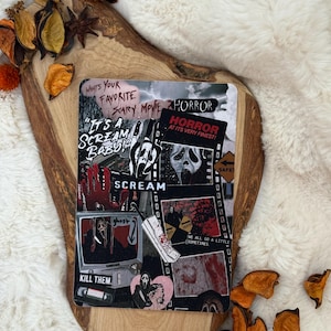Op de afbeelding: Een rechthoekige collage-print met afbeeldingen uit de horrorfilm Scream, waaronder het Ghostface-masker, een vintage telefoon en tekst zoals What's Your Favorite Scary Movie, It's A Scream Baby en Horror At Its Very Finest.