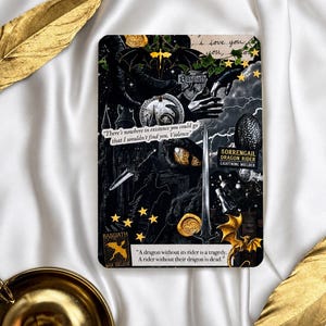 Puede incluir: Una impresión rectangular con un collage oscuro de elementos de fantasía que incluye una espada, ojos de dragón, rayos y estrellas doradas. El texto incluye "There's nowhere in existence you could go that I wouldn't find you, Violence" y "A dragon without its rider is a tragedy."