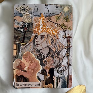 Puede incluir: Una lámina artística rectangular con un collage de ilustraciones de fantasía, que incluye una figura central con una corona de llamas, una pareja abrazada, un ciervo y una espada. El texto "To whatever end" aparece en la esquina inferior izquierda.
