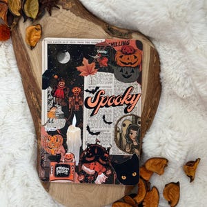 Op de afbeelding: Een rechthoekige print met een collage van Halloween-afbeeldingen, waaronder pompoenen, een zwarte kat, een brandende kaars, vleermuizen en een persoon in een spiegel. De tekst luidt THE EARTH AS IF SEEN FROM THE MOON, CHILLING, Spooky en FRIGHT NIGHT in het oranje.