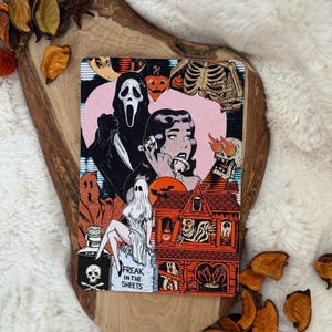 Könnte beinhalten: Ein rechteckiger Aufkleber mit einer Collage aus Horror-Illustrationen, darunter eine maskierte Figur mit einem Messer, eine Person am Telefon, ein Geist auf einem Grabstein mit der Aufschrift "FREAK IN THE SHEETS" und ein Spukhaus.