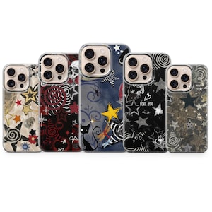 Peut inclure: Cinq coques de téléphone transparentes présentant divers motifs graphiques incluant des étoiles, des spirales, un chat noir, une araignée et le texte <3 LOVE YOU. Chaque coque affiche un motif unique avec des accents noirs, blancs, jaunes et rouges.