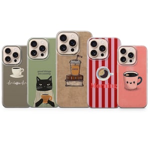 Op de afbeelding: Vijf smartphonehoesjes met koffie-thema. De eerste is grijs met een koffiekopje en hartslaglijn. De tweede is groen met een kat die een mok vasthoudt en de tekst "good things are coming". De derde is beige met een koffiekopje op boeken. De vierde is rood gestreept met een koffiekopje en "Morning". De vijfde is roze met een lachend koffiekopje.
