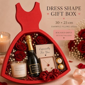 Puede incluir: Una caja de regalo roja con forma de vestido de 30 por 25 cm. La caja contiene una botella de Prosecco Canti, una vela aromática de rosa y vainilla, un conjunto de collar y pendientes, dos bombones dorados, rosas rojas y paniculata.