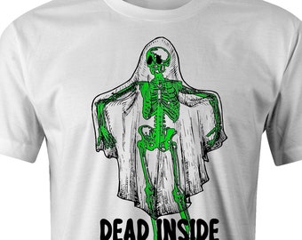 Dood van binnen: skelet dat leeft in een spook-T-shirt