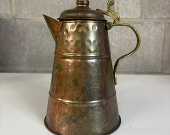 Olla/tetera vintage de cobre martillado y latón con tapa abatible de 7,5 pulgadas, estilo rústico de granja.