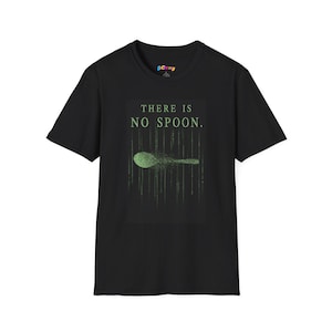 Könnte beinhalten: Schwarzes T-Shirt mit dem Text "THERE IS NO SPOON." in Grün über einer grünen Löffelgrafik. Das Design hat einen Matrix-Hintergrund. Das Shirt hat einen Rundhalsausschnitt und kurze Ärmel.
