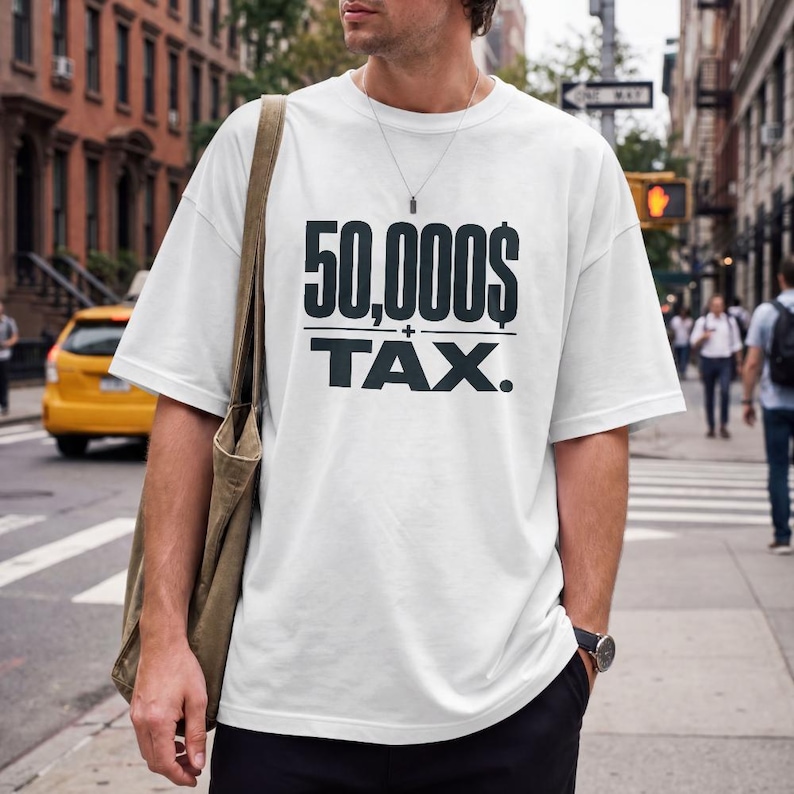 Pu&ograve; includere: Una t-shirt bianca a maniche corte con la scritta nera 50,000$ + TAX. stampata sul petto. Il capo presenta un girocollo e una vestibilit&agrave; ampia. Una borsa tote in tela marrone &egrave; portata a spalla insieme a una sottile collana a catena.