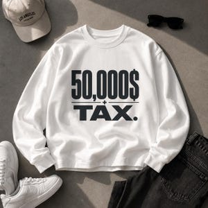 Pu&ograve; includere: Una felpa bianca a maniche lunghe con girocollo e la scritta nera 50,000$ + TAX stampata sul petto. Il capo presenta collo, polsini e orlo a coste ed &egrave; mostrato insieme a un cappellino beige, occhiali da sole neri, scarpe da ginnastica e jeans neri.