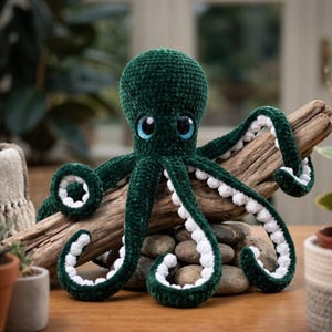 Puede incluir: Un juego de tres tazas de cerámica con un acabado mate moteado. Las tazas son de color crema, gris claro y gris oscuro. Cada taza tiene un diseño simple y minimalista y un asa redondeada.