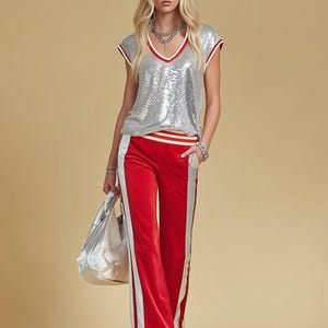 スパンコール付きVネックトップスとレッドベルベットワイドレッグパンツのセット、女性用2ピースグラマラススポーティアウトフィット、レトロコーデ
