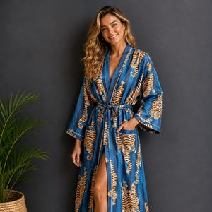 Handgjord kimono i bomull med blått tigermönster, bohemisk badrock med blockmönster, lätt spa-loungekläder