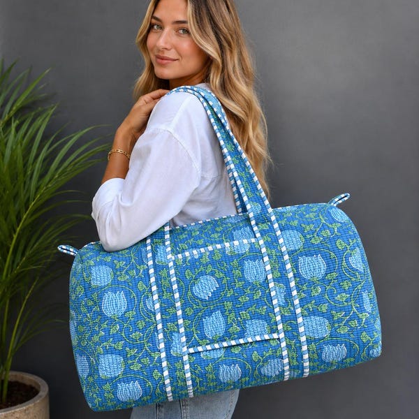 Bolsa de lona acolchada de algodón azul con estampado floral hecha a mano, bolsa de viaje de fin de semana con estampado de bloques.