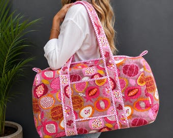 Handgefertigte, gesteppte Reisetasche aus rosafarbenem, granatapfelfarbenem Baumwollstoff, Wochenendtasche mit Blockdruck