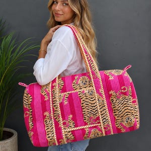 Bolsa de lona acolchada de algodón con estampado de tigre rosa hecha a mano, ideal para viajes de fin de semana, gimnasio o como equipaje de mano.