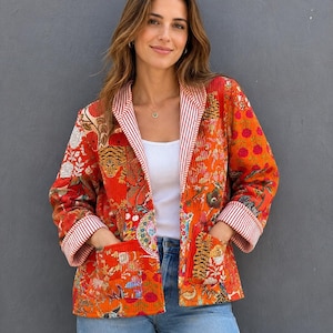 Oranje gewatteerd patchworkjack – handgemaakte boho-katoenen jas in kantha-stijl
