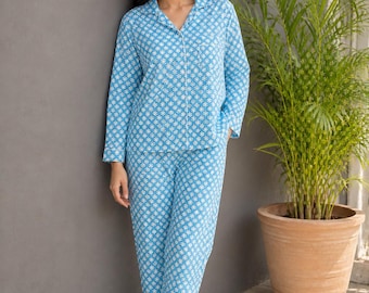 Blaues Blumen-Baumwoll-Pyjama-Set - weiche, atmungsaktive Nachtwäsche mit Knöpfen