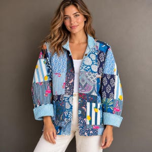 Giacca in cotone trapuntata a patchwork realizzata a mano, con fodera a righe blu, cappotto boho da indossare a strati.